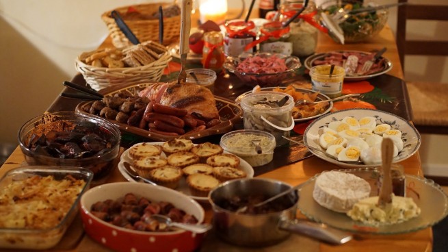 christmas dinner 2428029 1920